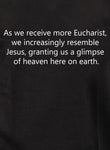 À mesure que nous recevons plus d'Eucharistie, nous ressemblons à Jésus T-shirt enfant