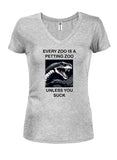 Cada zoológico es una camiseta con cuello en V para niños de Petting Zoo