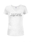 5 de cada 4 personas luchan con las matemáticas Camiseta con cuello en V para jóvenes