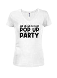 Pregunte por mi próxima camiseta con cuello en V Pop Up Party Juniors