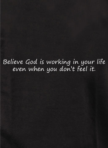 Cree que Dios está trabajando en tu vida Camiseta