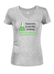 La química es como cocinar camiseta con cuello en V para jóvenes