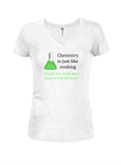 La química es como cocinar camiseta con cuello en V para jóvenes