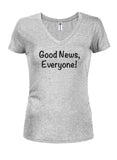 ¡Buenas noticias para todos! Camiseta con cuello en V para jóvenes