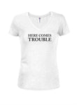 Here Comes Trouble Juniors T-shirt à col en V