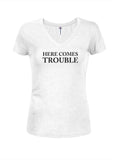 Here Comes Trouble Juniors T-shirt à col en V