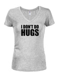 Camiseta con cuello en V para jóvenes con texto en inglés "I DON'T DO HUGS"