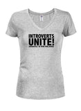 Los introvertidos se unen por separado. Camiseta con cuello en V para jóvenes de In Your Own Homes