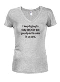 Sigo intentando mantener una camiseta positiva con cuello en V para jóvenes