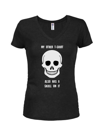 Mi otra camiseta también tiene una calavera en ella Camiseta con cuello en V para jóvenes