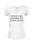 Nunca lleves un tenedor a una pelea con armas Camiseta con cuello en V para jóvenes