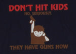 No golpees a los niños. No en serio. Tienen armas ahora camiseta