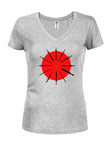 Camiseta con cuello en V para jóvenes con círculo rojo de espadas