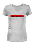 Republicanos trabajando duro para que no tengas que hacerlo Camiseta con cuello en V para jóvenes