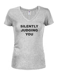 SILENTLY JUZGING YOU Camiseta con cuello en V para jóvenes