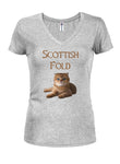 Camiseta con cuello en V para niños con diseño de gato plegable escocés