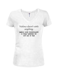 La violencia no resuelve nada Camiseta con cuello en V para jóvenes