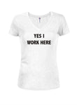 Sí, trabajo aquí, camiseta con cuello en V para jóvenes