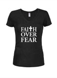 Faith Over Fear Juniors Camiseta con cuello en V